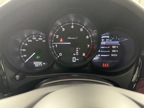 Certified 2023 Porsche Macan Turbo AWD/4WD image 18