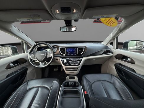 Used 2017 Chrysler Pacifica Touring-L image 27