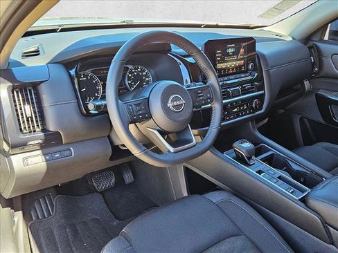 Used 2024 Nissan Pathfinder SV w/ SV Premium Package image 10