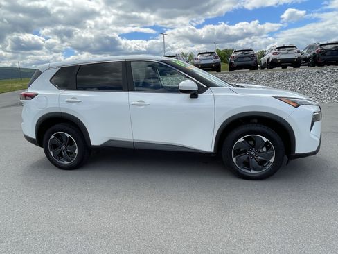 Used 2024 Nissan Rogue SV AWD/4WD image 2