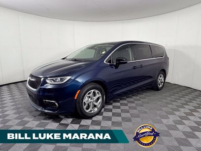 Used 2024 Chrysler Pacifica Limited w/ Uconnect Theater Family Group