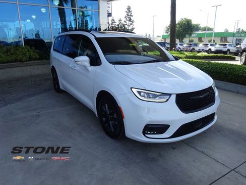 Used 2021 Chrysler Pacifica Touring-L w/ Uconnect Theater Family Group image 1