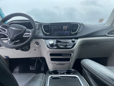 Used 2024 Chrysler Pacifica Touring-L image 15