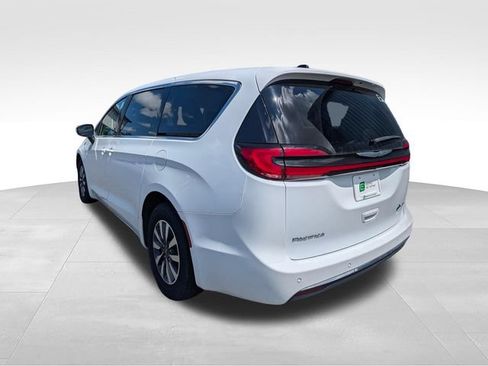 Used 2023 Chrysler Pacifica Touring-L FWD image 5