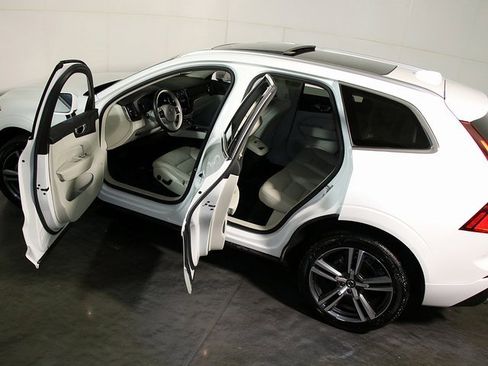 Used 2021 Volvo XC60 T5 Momentum w/ Protection Package image 5