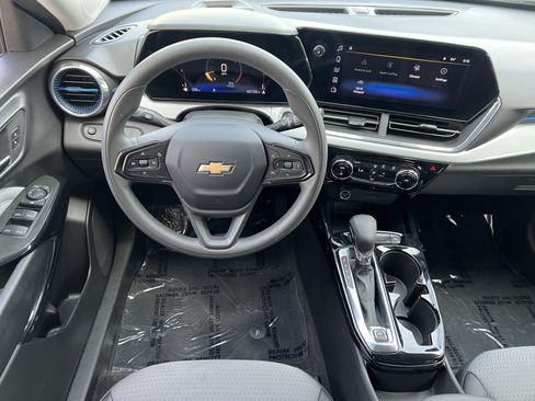 Used 2025 Chevrolet Trax LT FWD image 31