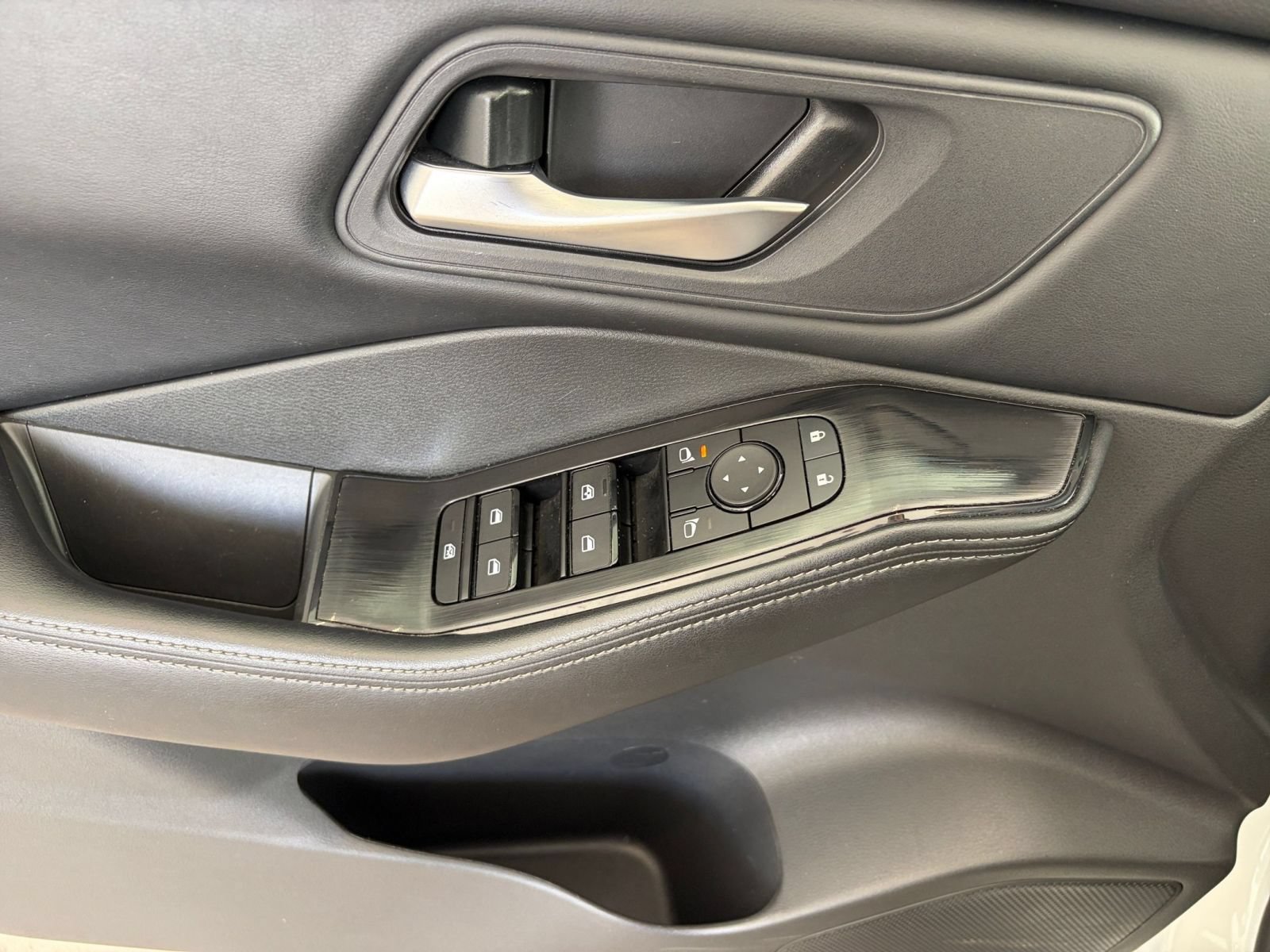 Used 2025 Nissan Rogue SV FWD image 18
