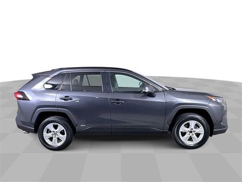 Used 2021 Toyota RAV4 LE image 9