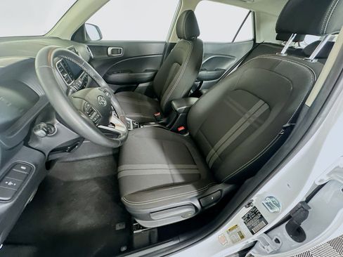 Used 2025 Hyundai Venue SEL image 13