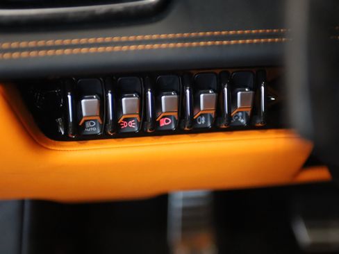 Used 2020 Lamborghini Huracan EVO RWD image 18