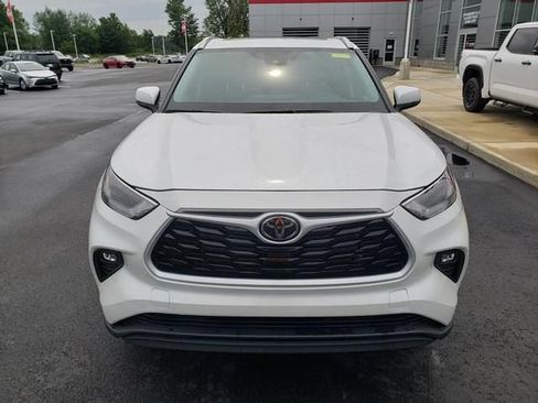Used 2024 Toyota Highlander XLE AWD/4WD image 2