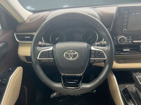 Used 2020 Toyota Highlander XLE image 18