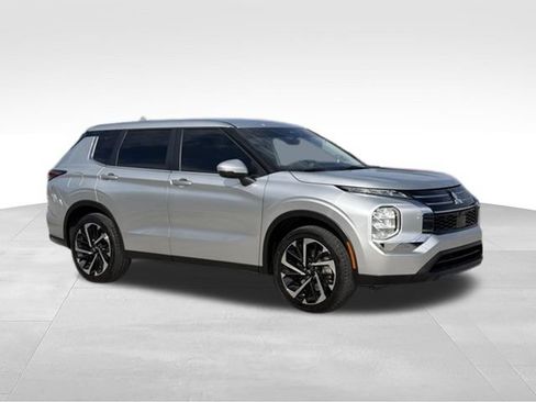 Used 2025 Mitsubishi Outlander ES FWD image 2