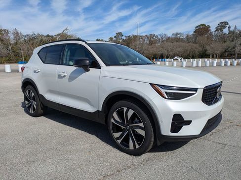 New 2026 Volvo XC40 B5 Ultra w/ Protection Package Premier image 8