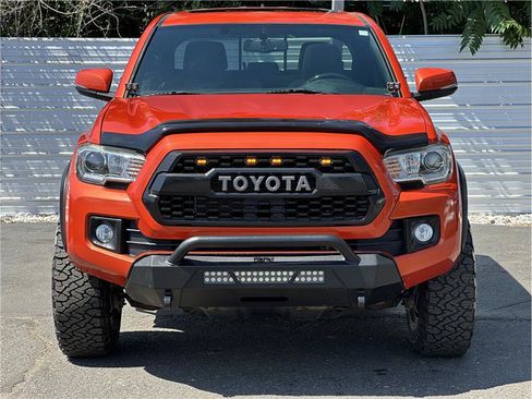 Used 2017 Toyota Tacoma TRD Off-Road w/ Premium & Technology Package AWD/4WD image 7