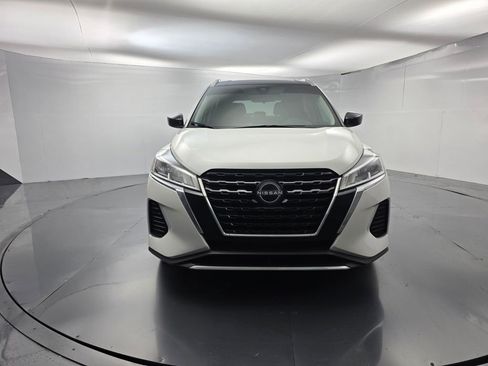 Used 2022 Nissan Kicks SV FWD image 2