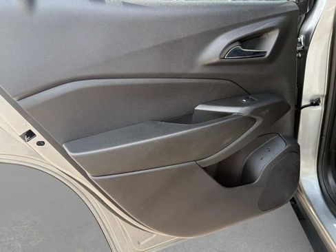 Used 2024 Chevrolet Trax LT FWD image 15