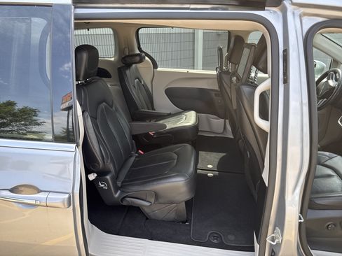 Used 2020 Chrysler Pacifica Touring-L Plus FWD image 11