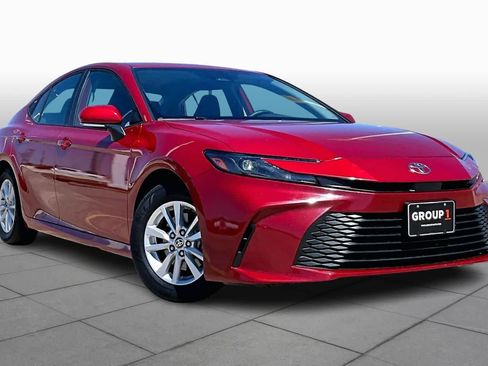 Used 2025 Toyota Camry LE image 3