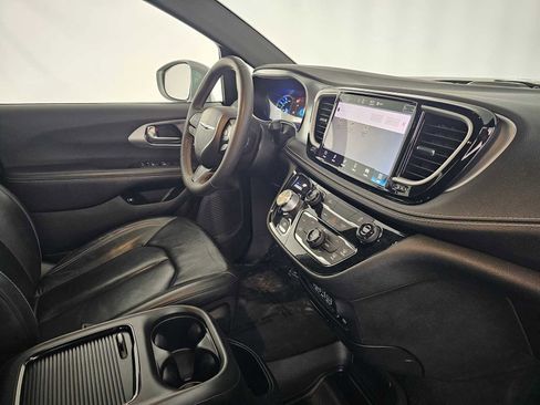 Used 2022 Chrysler Pacifica Touring-L w/ S Appearance Package FWD image 11