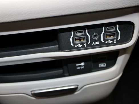 Used 2022 Chrysler Pacifica Touring-L FWD image 49