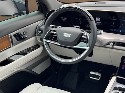 New 2027 Cadillac Vistiq Luxury w/ LPO, Floor Liner Package AWD/4WD image 26