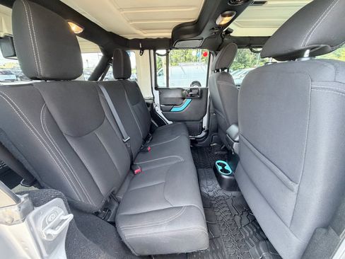 Used 2016 Jeep Wrangler Unlimited Sahara w/ Connectivity Group AWD/4WD image 25