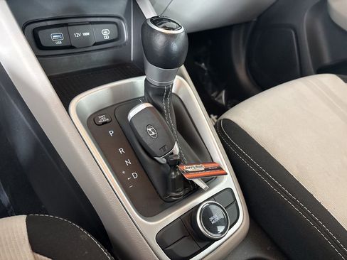 Used 2025 Hyundai Venue SEL FWD image 19