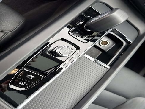 Used 2024 Volvo XC60 B5 Core image 22