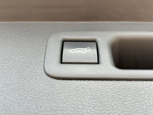 Used 2023 Toyota Highlander LE image 7