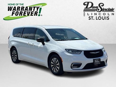 Used 2024 Chrysler Pacifica Limited FWD image 1