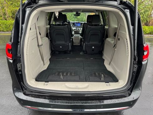 Used 2023 Chrysler Pacifica Touring-L image 23