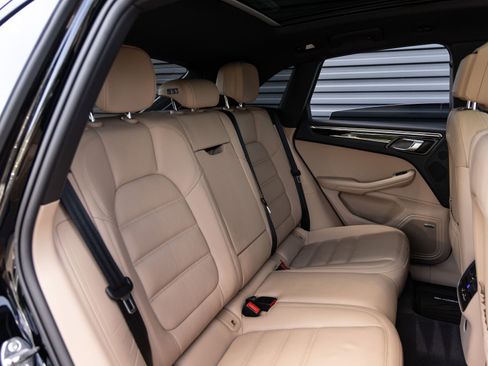 Certified 2025 Porsche Macan AWD/4WD image 30
