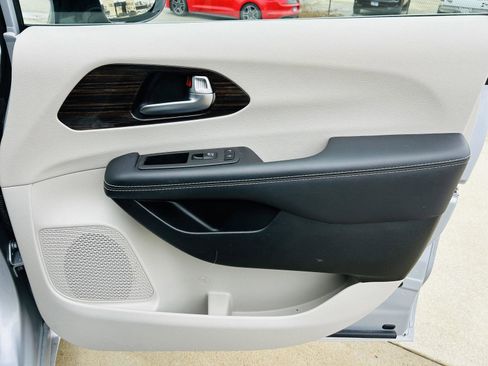 Used 2023 Chrysler Pacifica Limited image 34