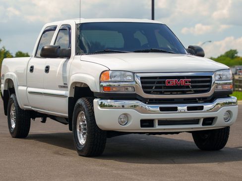 Used 2004 GMC Sierra 2500 SLE w/ Heavy-Duty Power Package AWD/4WD image 6