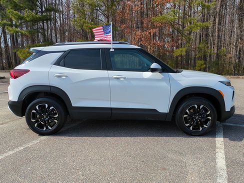 Used 2023 Chevrolet TrailBlazer LT w/ Convenience Package AWD/4WD image 3