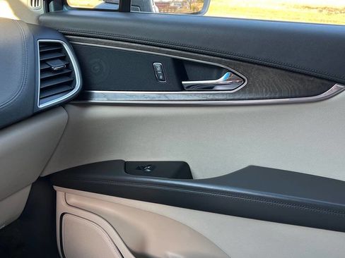 Used 2017 Lincoln MKX Select image 26