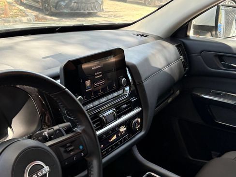 Used 2025 Nissan Pathfinder SV FWD image 38