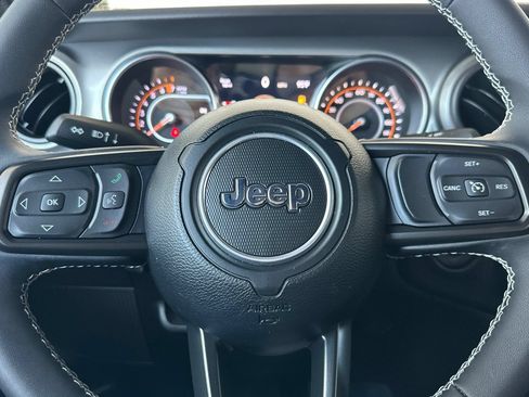 Used 2023 Jeep Gladiator Sport AWD/4WD image 29