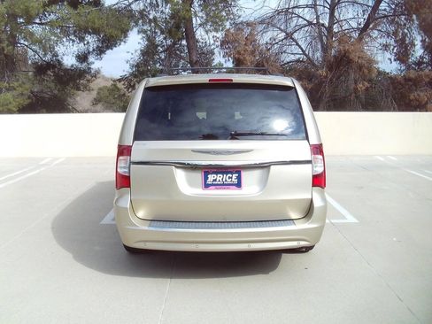 Used 2012 Chrysler Town & Country Touring-L w/ Entertainment Group #2 image 4