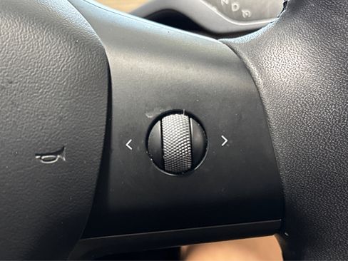 Used 2022 Tesla Model Y Long Range image 23