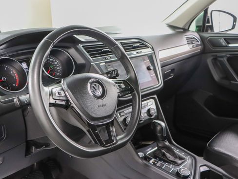 Used 2020 Volkswagen Tiguan SE image 23