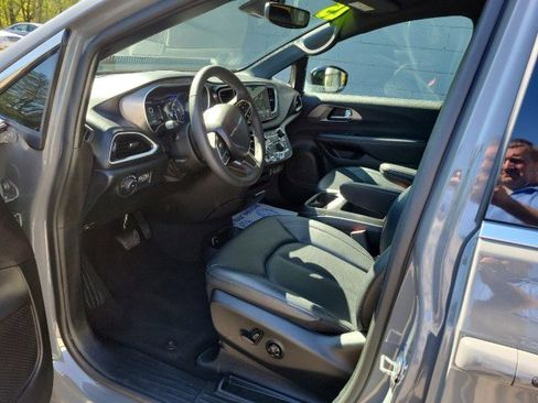 Used 2025 Chrysler Pacifica Select FWD image 11