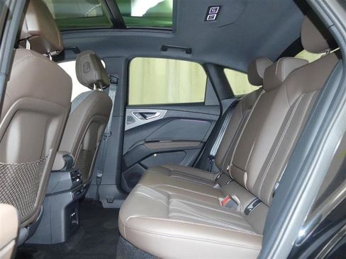 Used 2025 Audi Q4 e-tron Premium Plus w/ Premium Plus image 23