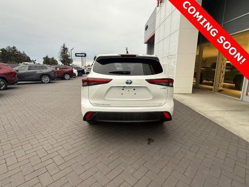 Used 2023 Toyota Highlander LE image 3