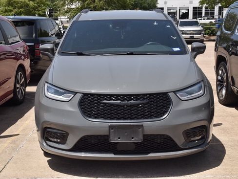Used 2021 Chrysler Pacifica Touring-L w/ Uconnect Theater Family Group FWD image 2