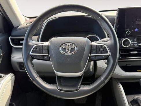 Used 2023 Toyota Highlander XLE AWD/4WD image 16