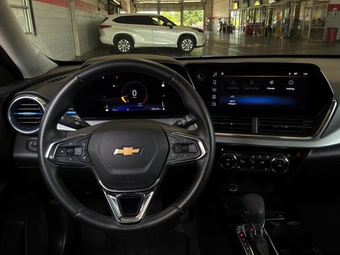 Used 2025 Chevrolet Trax LT w/ LT Convenience Package FWD image 13