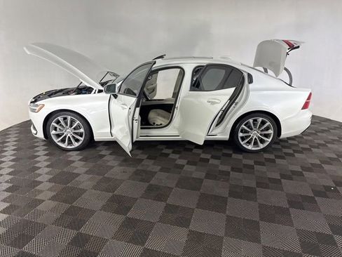 Used 2020 Volvo S60 T5 Momentum FWD image 9
