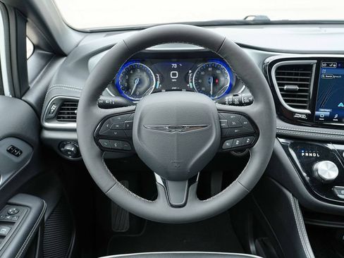 Used 2025 Chrysler Pacifica Limited FWD image 32
